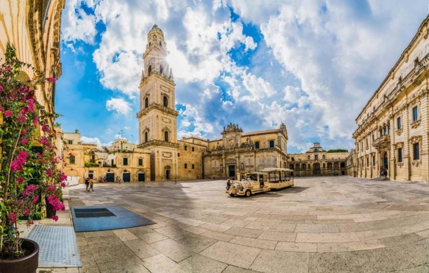 "Il Vecchio Salone" Appartamento In Pieno Centro Con Garage Privato Lecce Extérieur photo