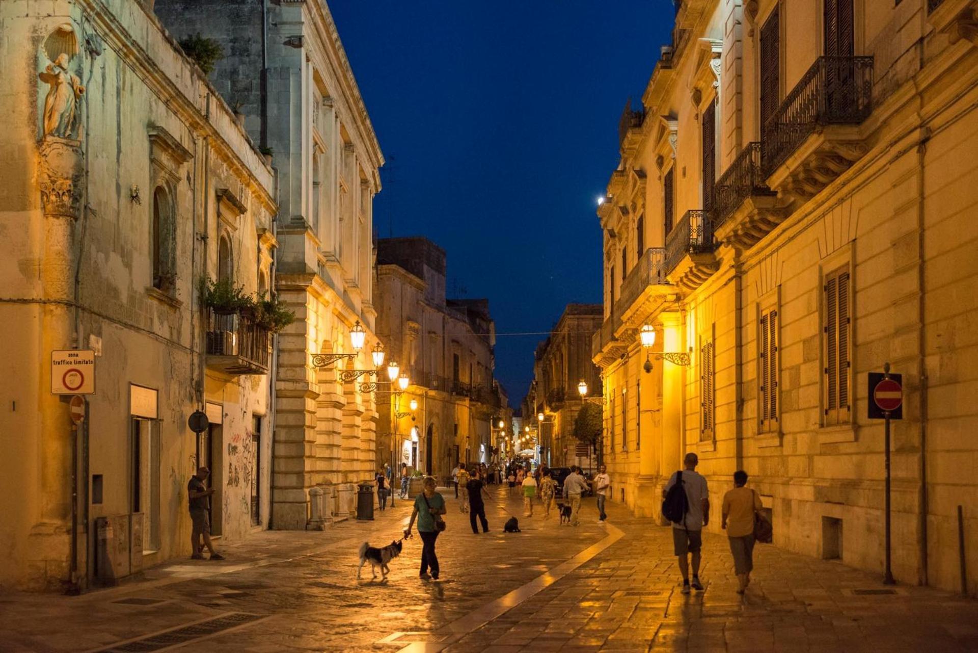 "Il Vecchio Salone" Appartamento In Pieno Centro Con Garage Privato Lecce Extérieur photo